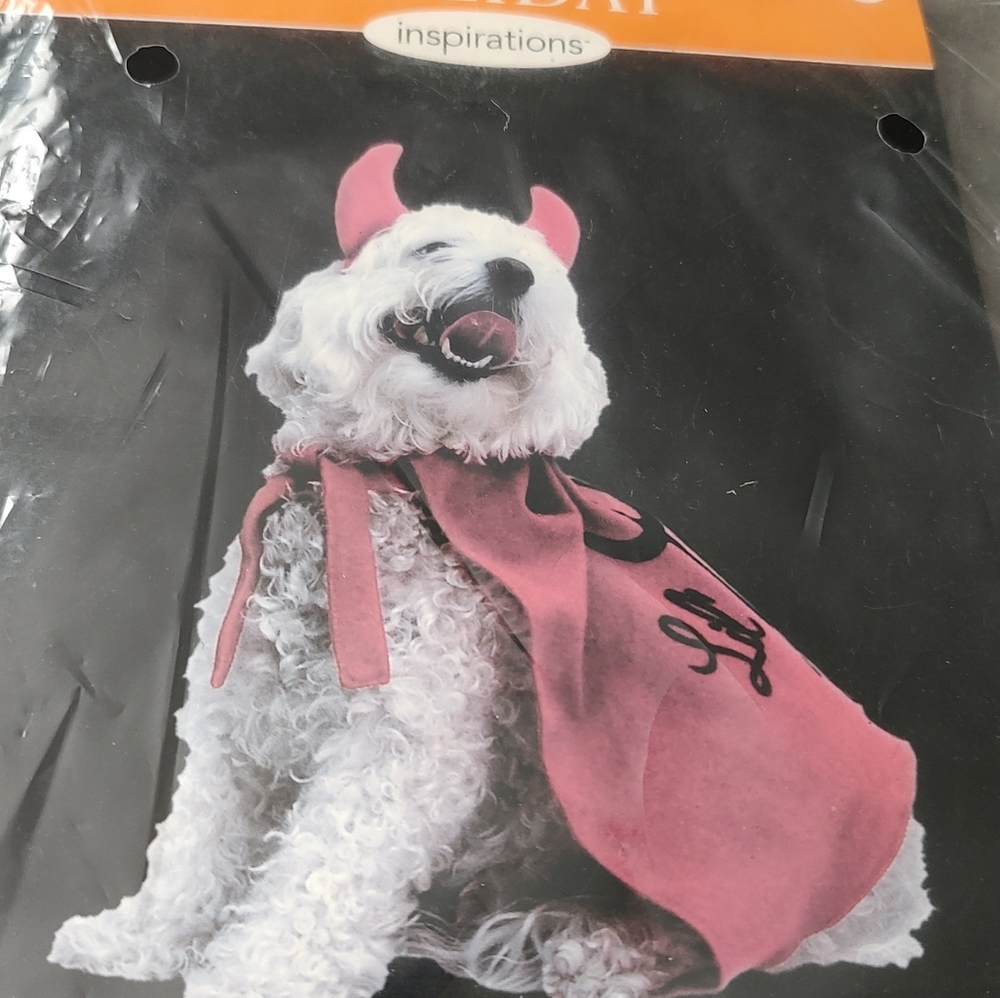 Furry friend ready for Halloween with this devilishly cute costume! Medium new